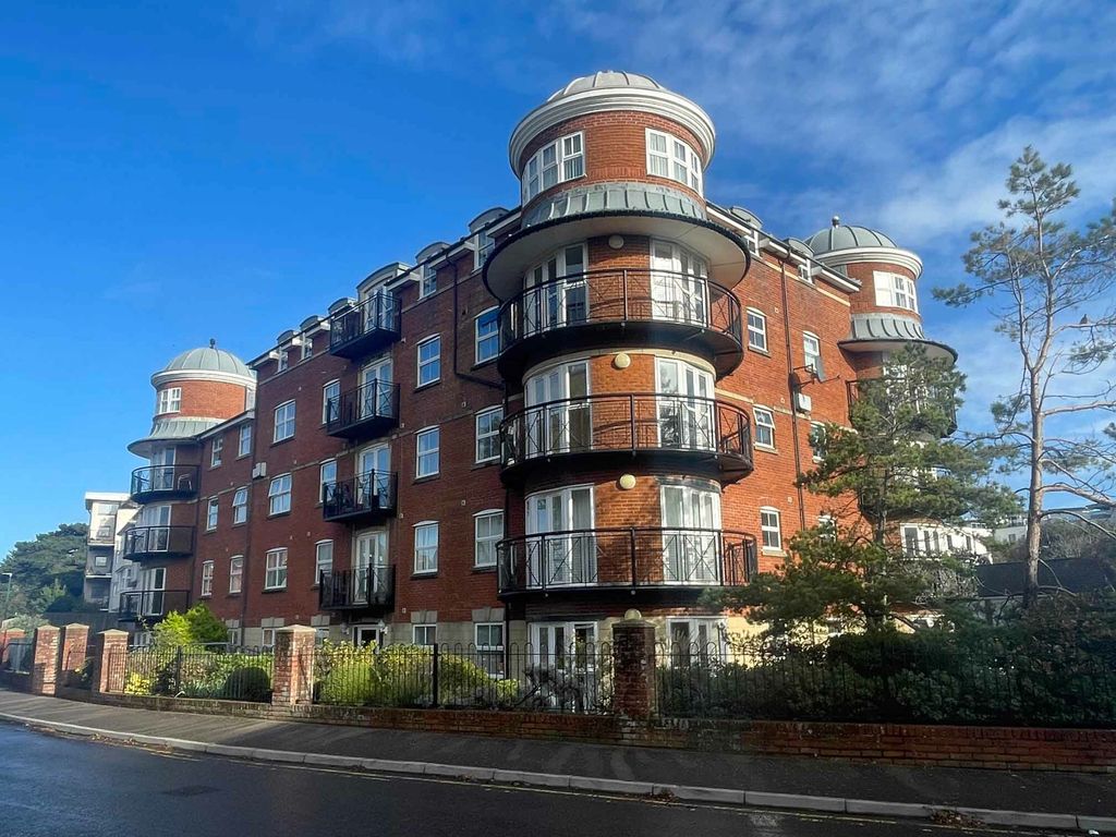2 bed flat for sale in Spa Road, Bournemouth BH5, £
