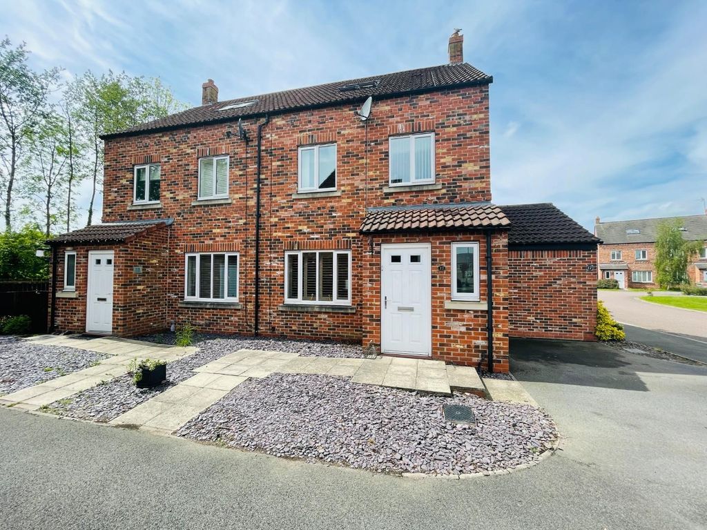 4 bed semidetached house for sale in Moorland Way, Sherburn In Elmet