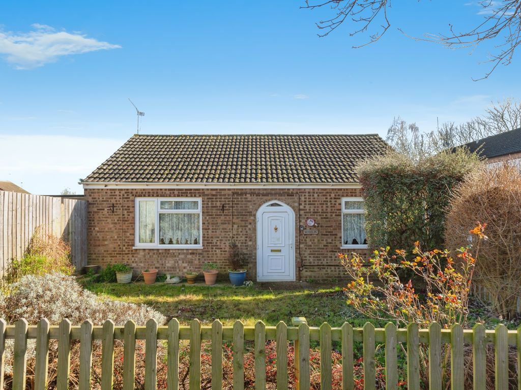 1 bed bungalow for sale in Thistledown, Gravesend, Kent DA12, £300,000