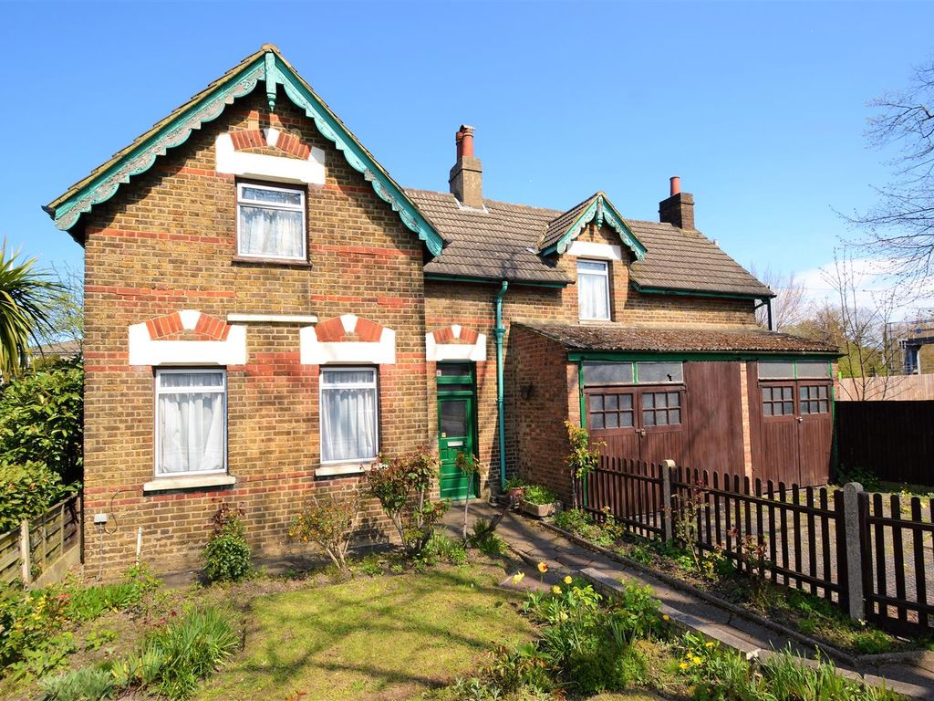 3 bed detached house for sale in Rectory Road, Beckenham BR3, £575,000