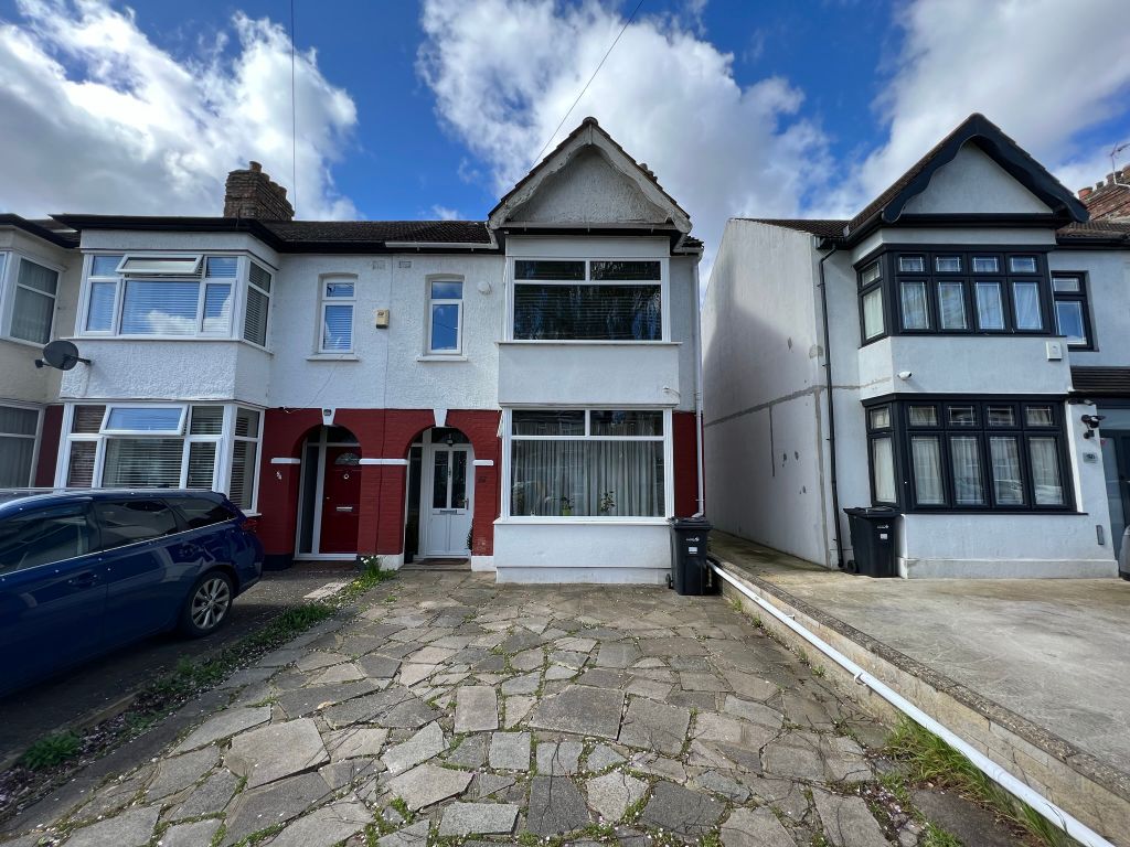 3 bed end terrace house for sale in Hazelbrouck Gardens, Hainault IG6