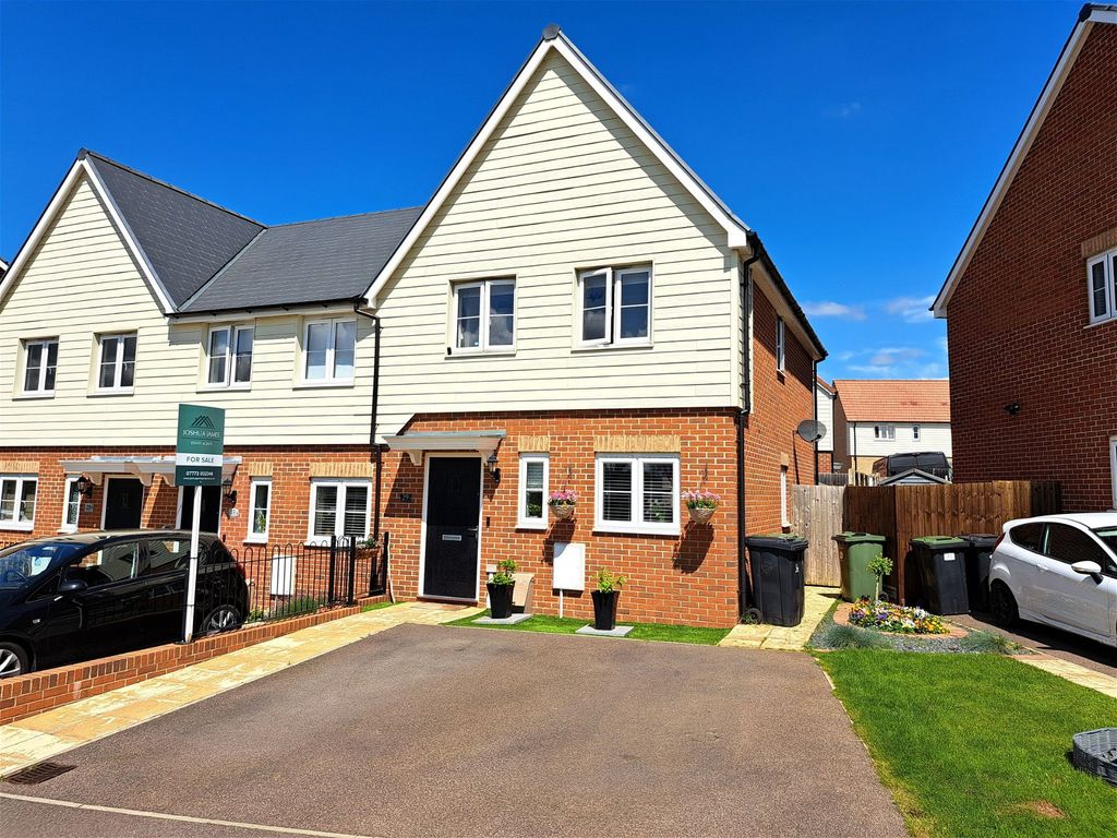 3 bed end terrace house for sale in Hutchinson Rise, Potton, Sandy