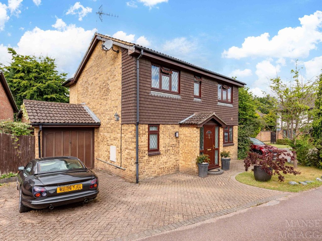 5 bed detached house for sale in Selbourne Close, Crawley RH10, £