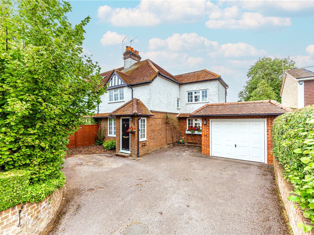 4 bed end terrace house for sale in Chipperfield Road, Bovingdon, Hemel