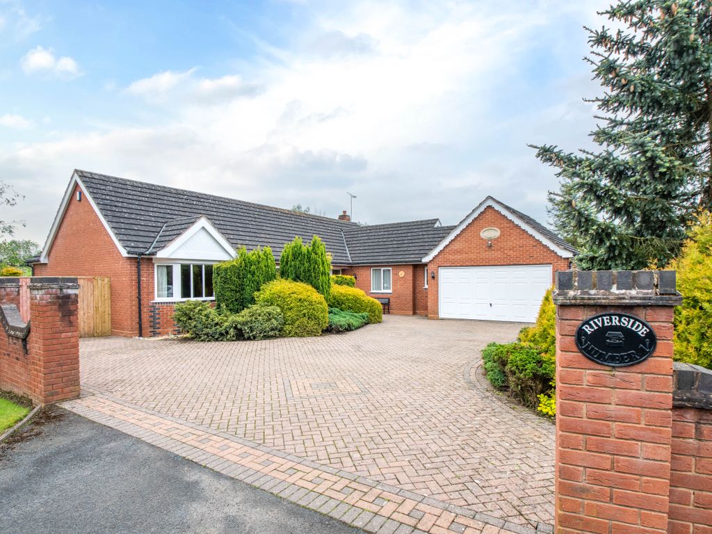 4 bed bungalow for sale in Crown Lane, Wychbold, Droitwich
