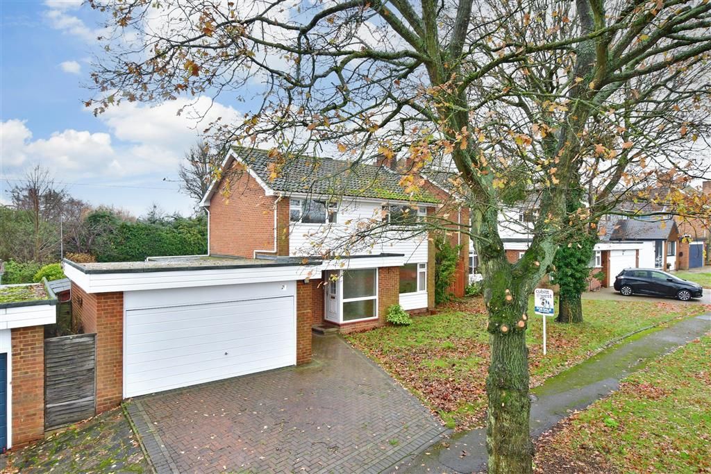 4 bed detached house for sale in Barrett Road, Fetcham, Leatherhead
