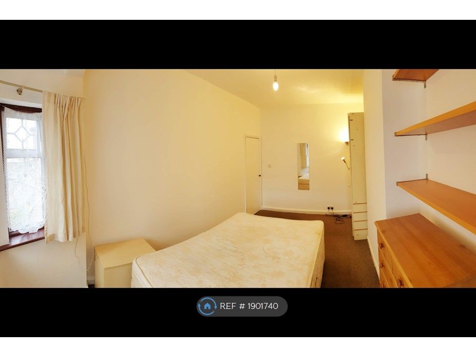 Room to rent in Litchfield Avenue, London E15, £900 pcm Zoopla