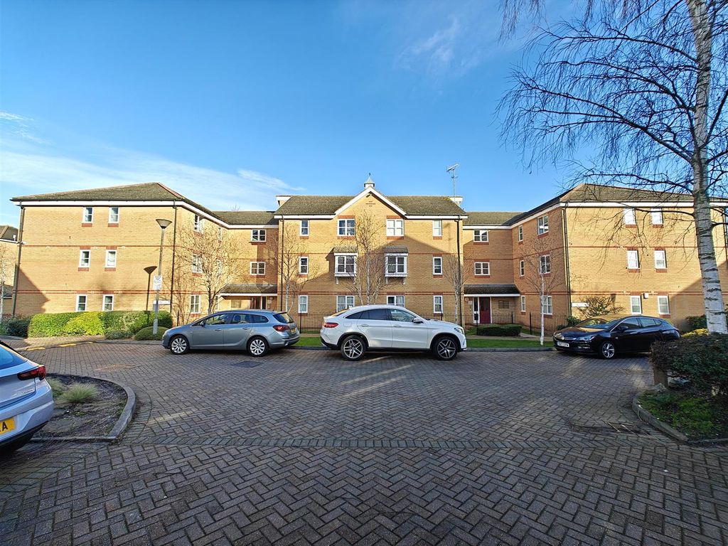 2 bed flat to rent in Coltswood Court, Pickard Close, Southgate N14, £1,600 pcm Zoopla