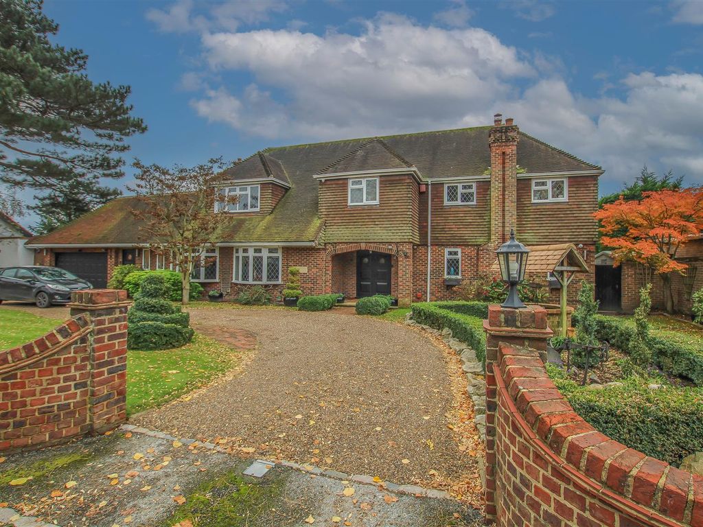 5 bed detached house for sale in Herbert Road, Hornchurch RM11, £