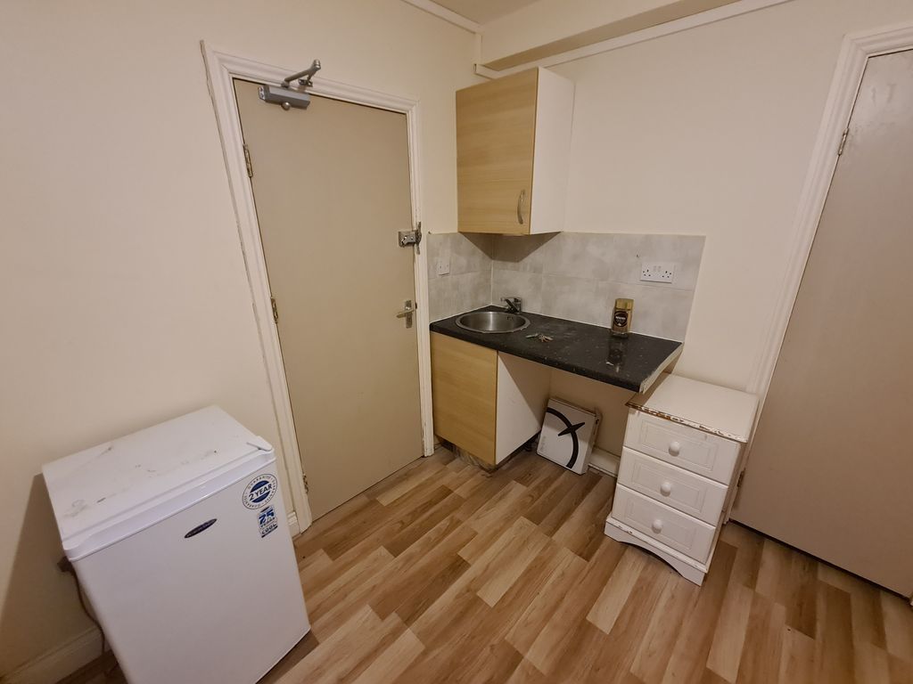 Studio to rent in Newbery Road, Erith DA8, £893 pcm Zoopla