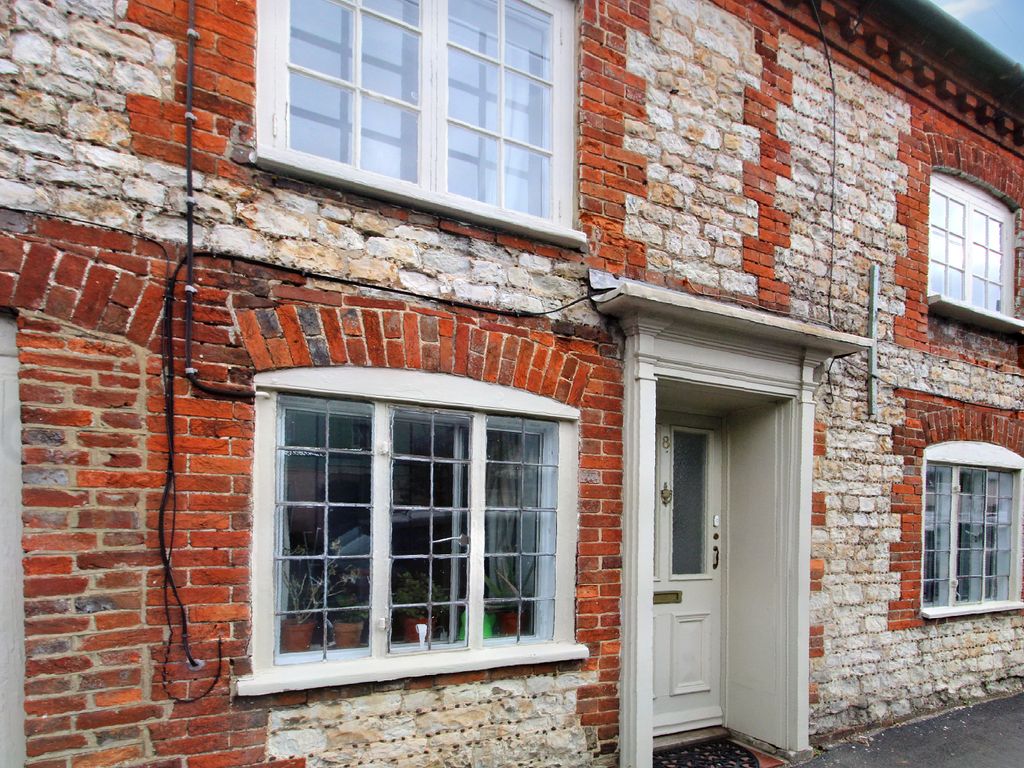 3 bed terraced house to rent in Sussex Road, Petersfield, Hampshire