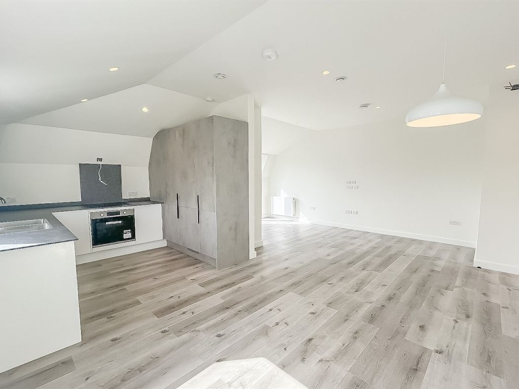 2 bed flat to rent in Clive Lodge, Shirehall Lane, Hendon NW4, £2,200