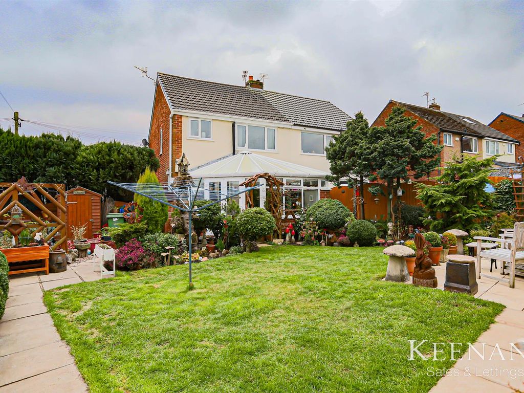 4 bed semidetached house for sale in Banbury Avenue, Oswaldtwistle