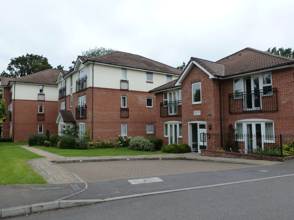 2 bed flat to rent in Three Bridges Road, Crawley RH10, £1,395 pcm Zoopla