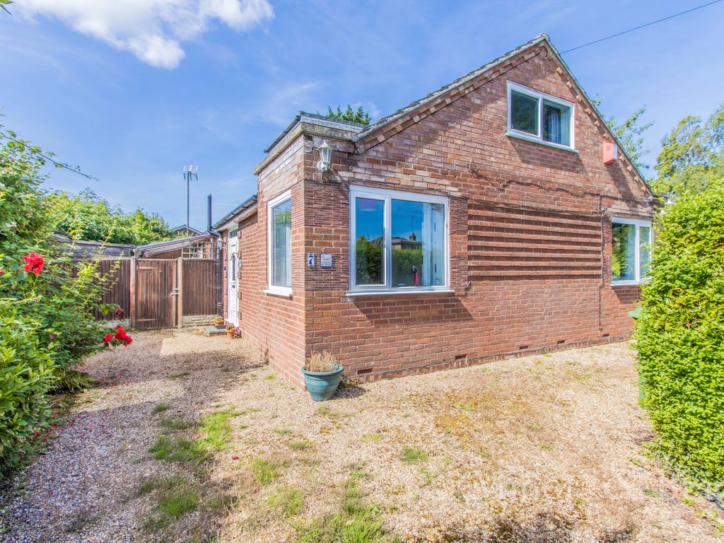 4 bed detached bungalow for sale in West Avenue, Ormesby, Great