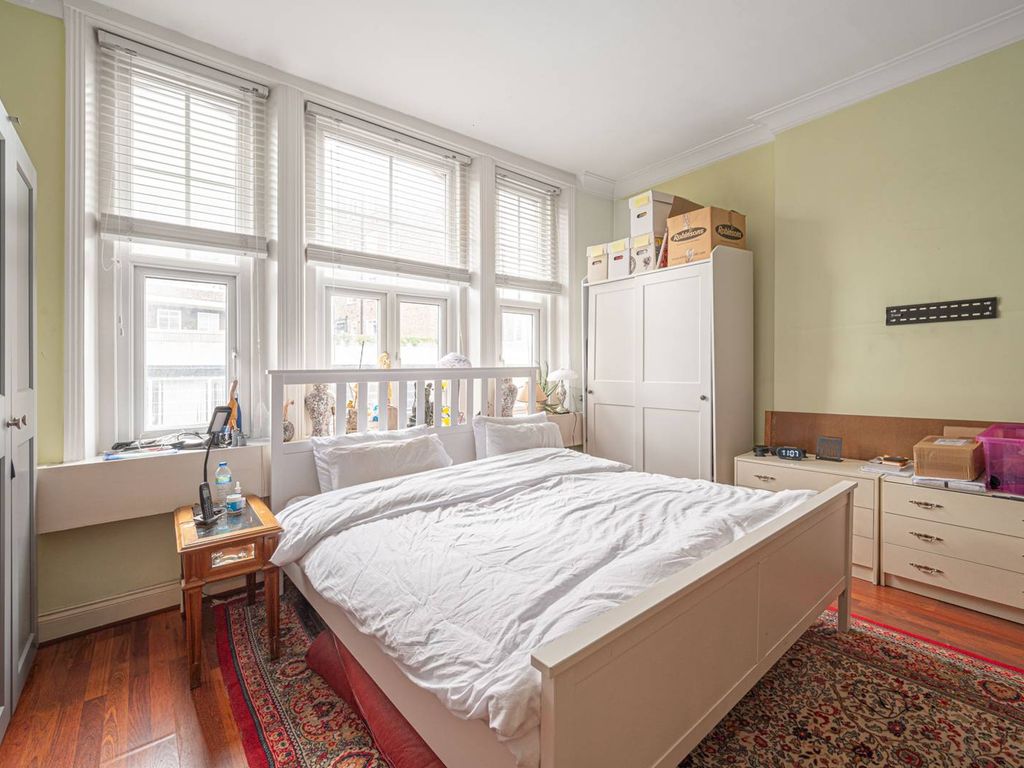 3 bed flat for sale in Canfield Gardens, South Hampstead, London NW6, £