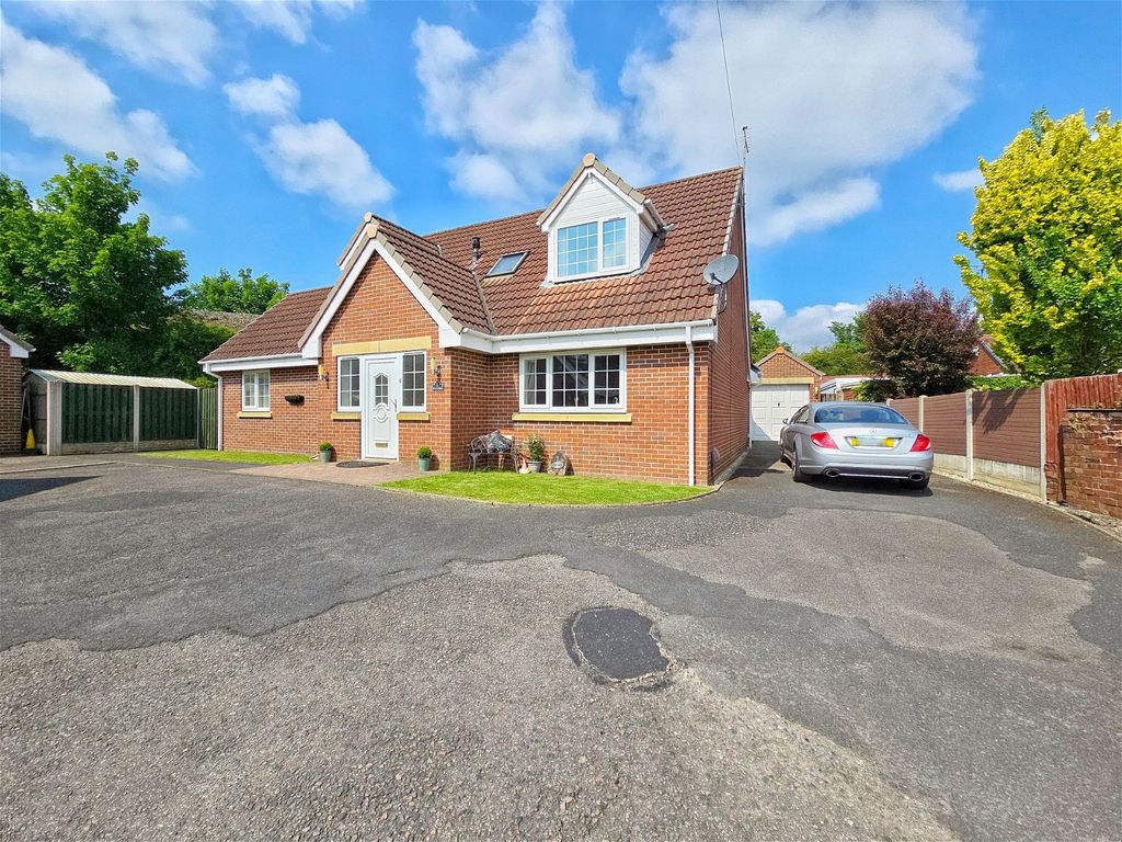 4 bed detached house for sale in Viila Court, Hunningley Close