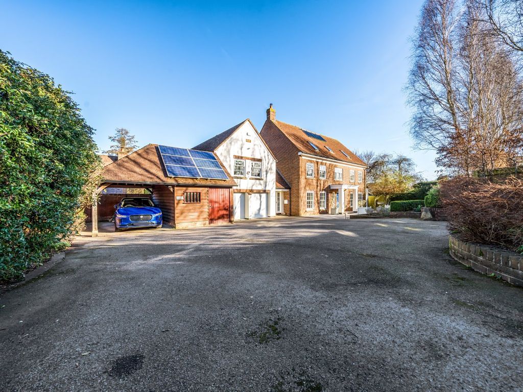 7 bed detached house for sale in Lechlade Road, Faringdon, Oxfordshire