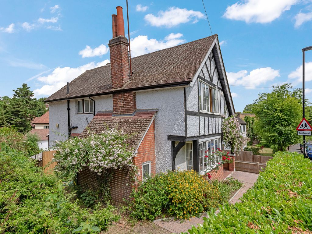 4 bed detached house for sale in Portnalls Road, Coulsdon CR5, £680,000