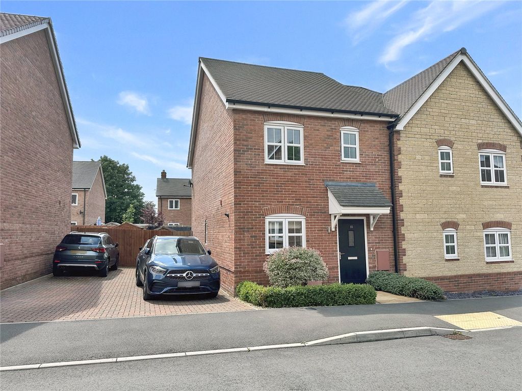 3 bed semidetached house for sale in Fortuna Road, Blunsdon, Swindon