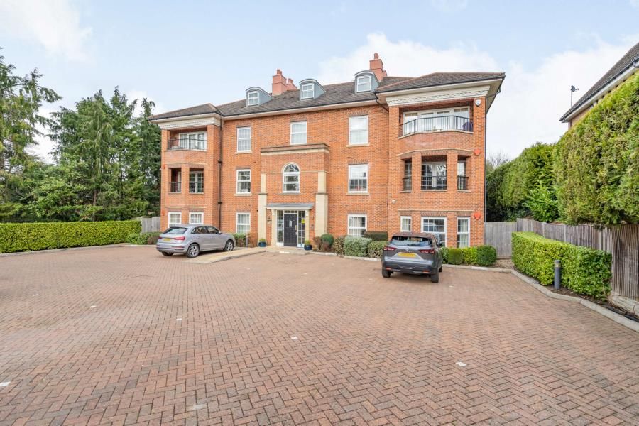 2 bed flat to rent in Eastbury Avenue, Northwood HA6, £2,000 pcm Zoopla