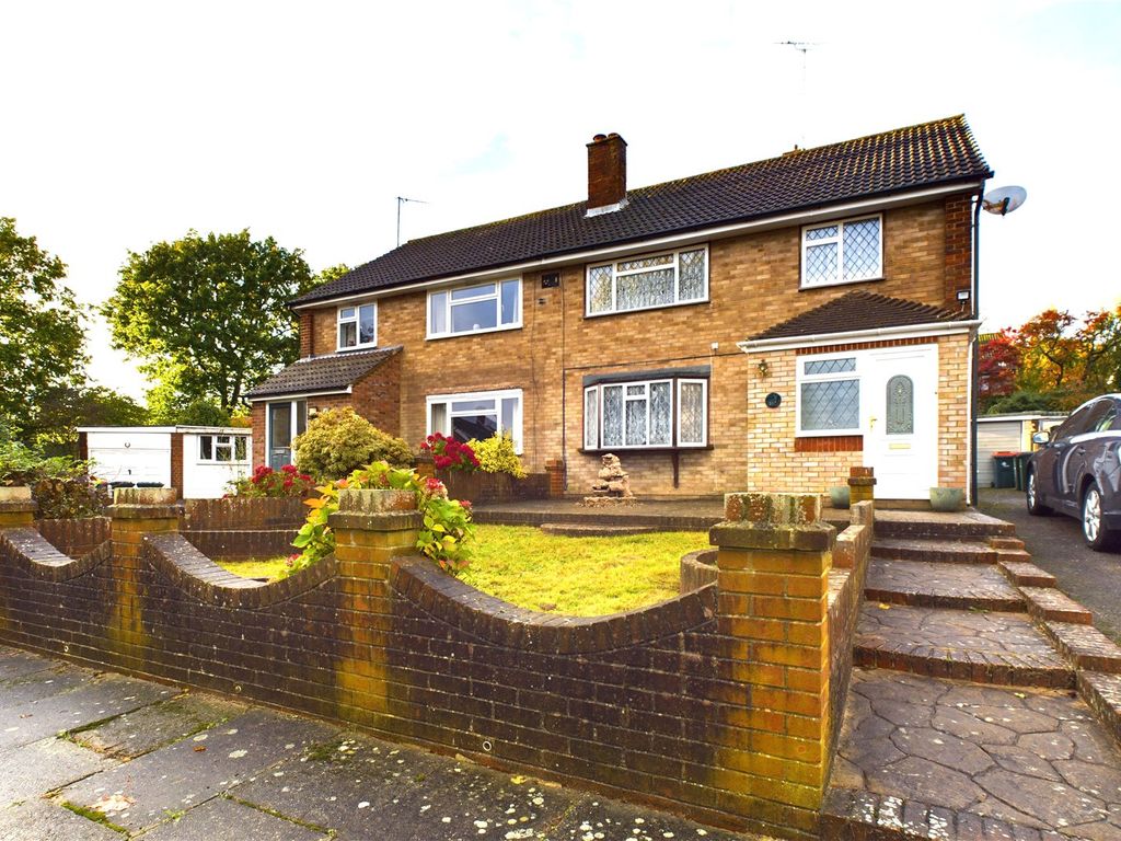 4 bed semidetached house for sale in Lambourne Close, Crawley, West
