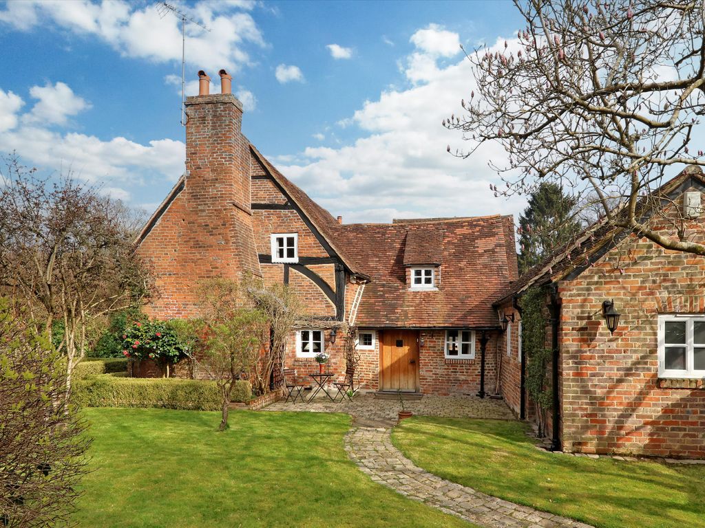 3 bed semidetached house for sale in Britwell Gardens, Burnham SL1, £