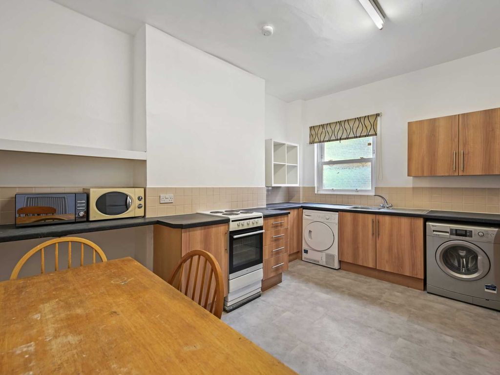 4 bed flat to rent in Uxbridge Road, Shepherds Bush, London W12, £3,600