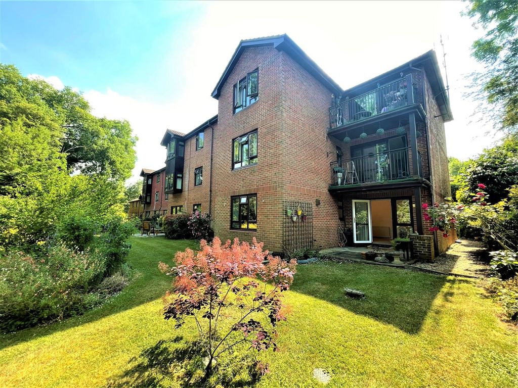 2 bed flat for sale in Worplesdon Road, Guildford GU2 Zoopla