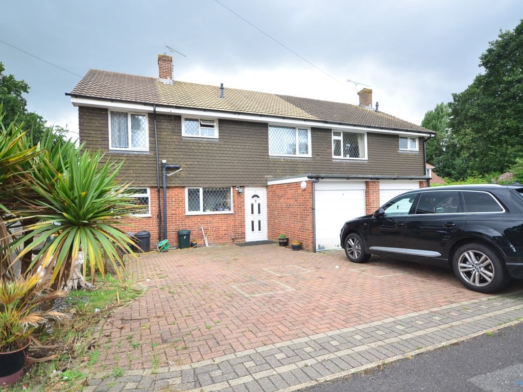 5 bed semidetached house to rent in Napwood Close, Rainham, Gillingham