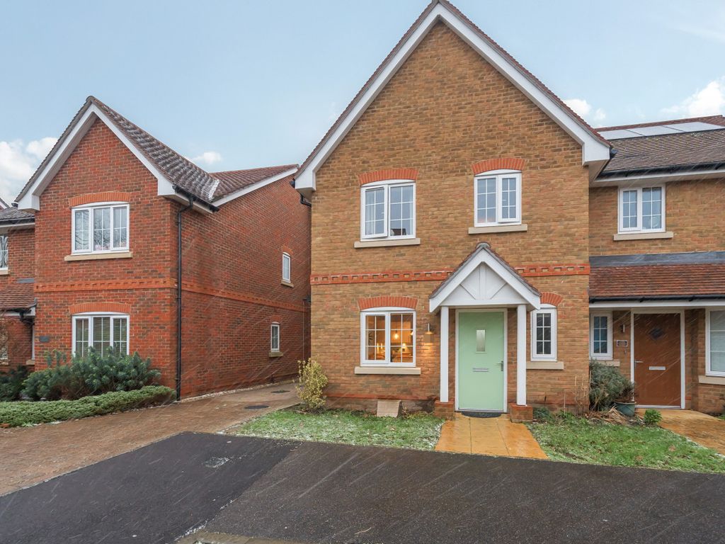 3 bed semidetached house for sale in Phillips Close, Wokingham RG41, £