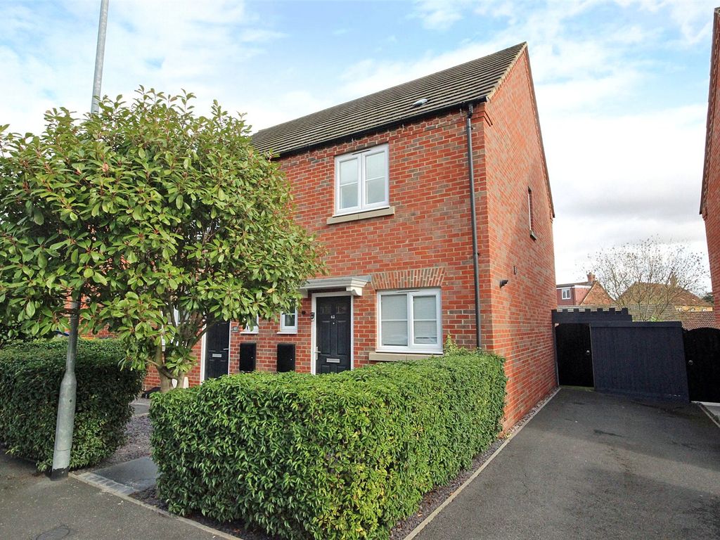 2 bed semidetached house for sale in Crispin Drive, Bedford