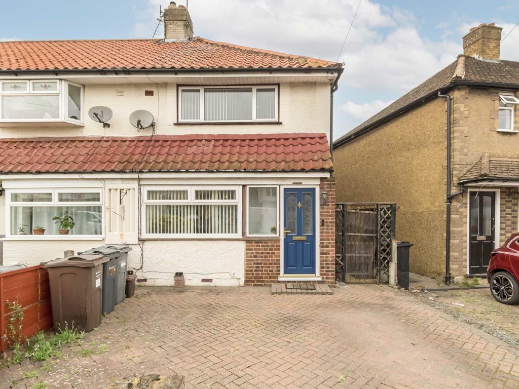 2 bed property to rent in The Alders, Hanworth, Feltham TW13, £1,895