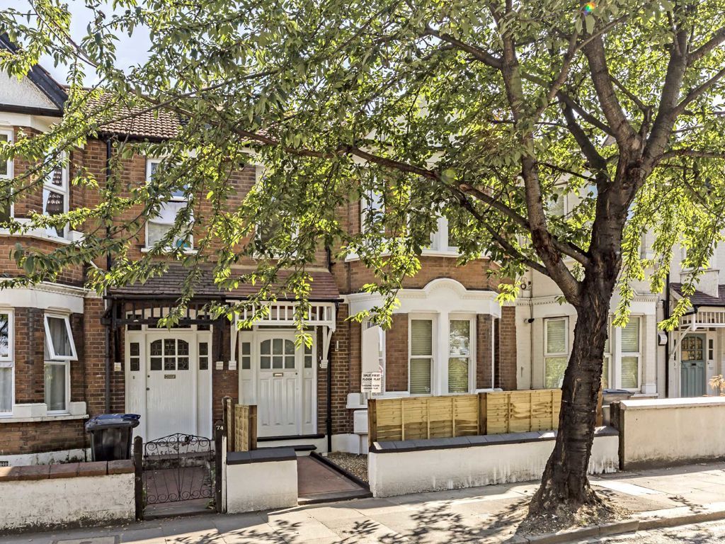 3 bed flat to rent in Horn Lane, London W3 Zoopla