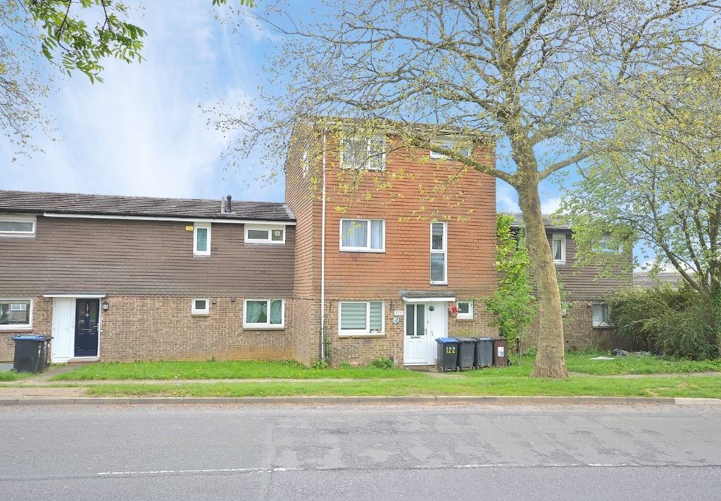 5 bed terraced house for sale in Brickwell Court, Standens Barn