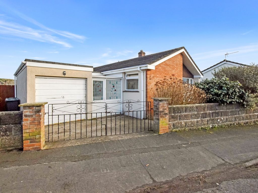 3 bed detached bungalow for sale in Fairacre Avenue, St Johns Lane