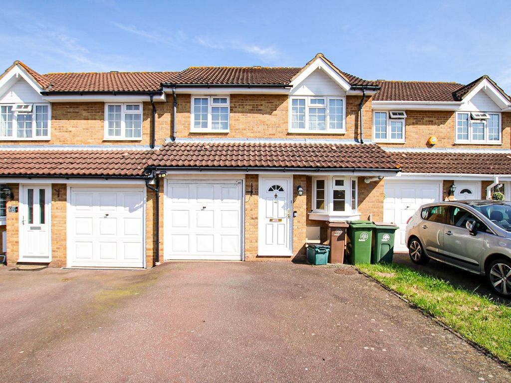 3 bed terraced house to rent in Groveside Close, Carshalton SM5, £2,000