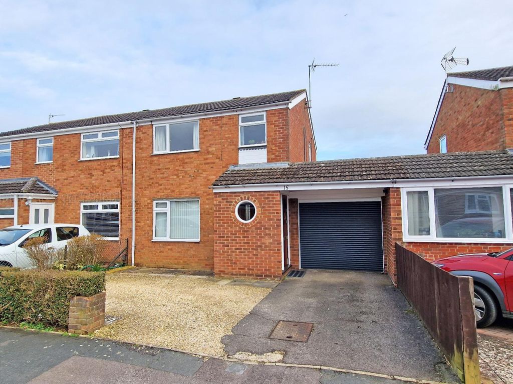 3 bed semidetached house for sale in Shaw Close, Bicester OX26, £