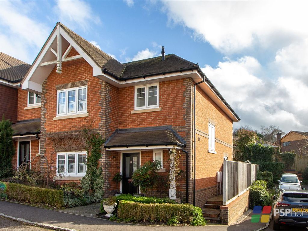 3 bed semidetached house for sale in Woodpecker Chase, Lindfield