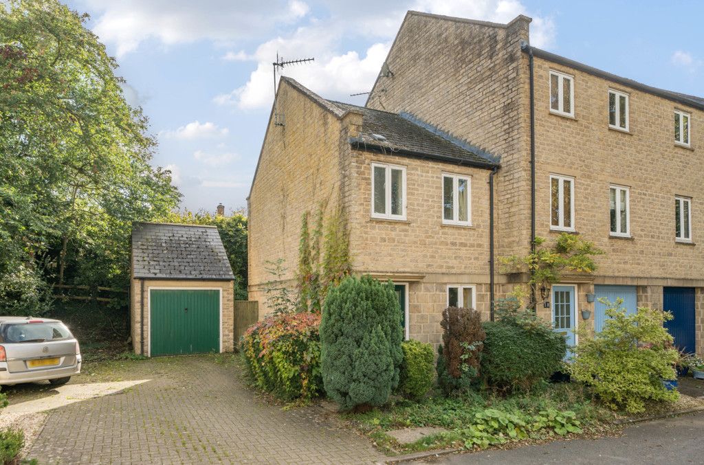 2 bed end terrace house for sale in Cotshill Gardens, Chipping Norton