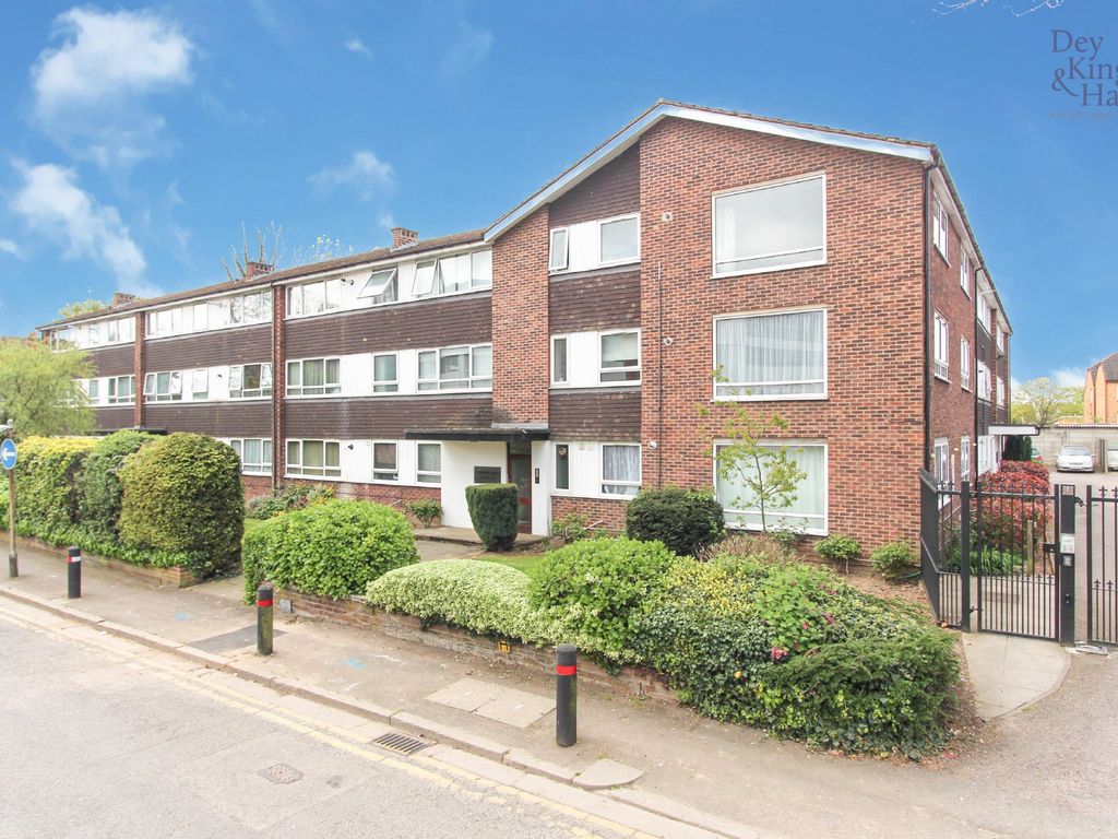 2 bed flat to rent in Crakers Mead, Rosslyn Road, Watford