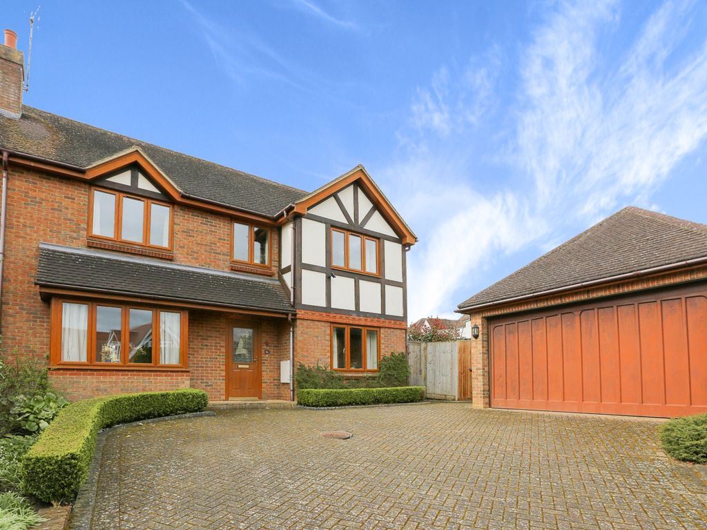 4 bed detached house for sale in Moormead Close, Hitchin, Hertfordshire