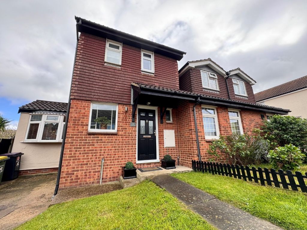 3 bed semidetached house for sale in Romsey Close, Hockley, Essex SS5