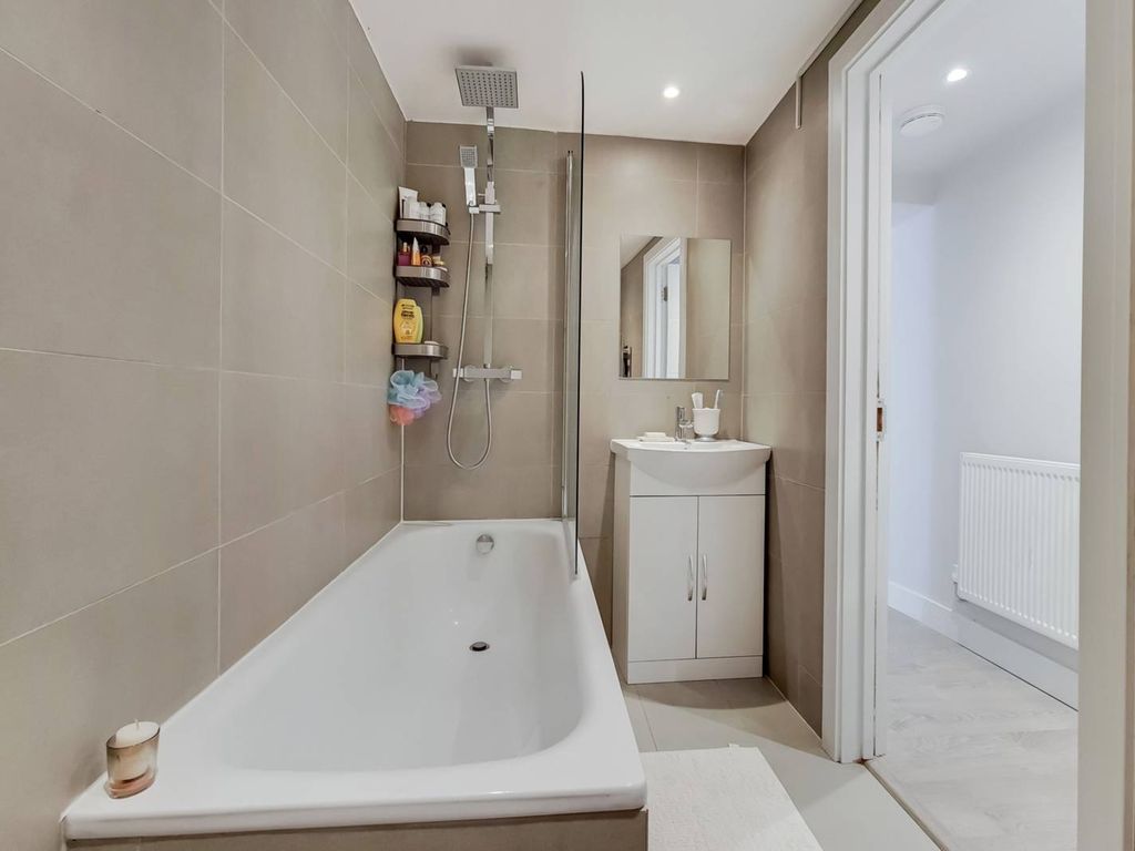 1 bed flat to rent in New Cross Road, New Cross, London SE14, £1,700