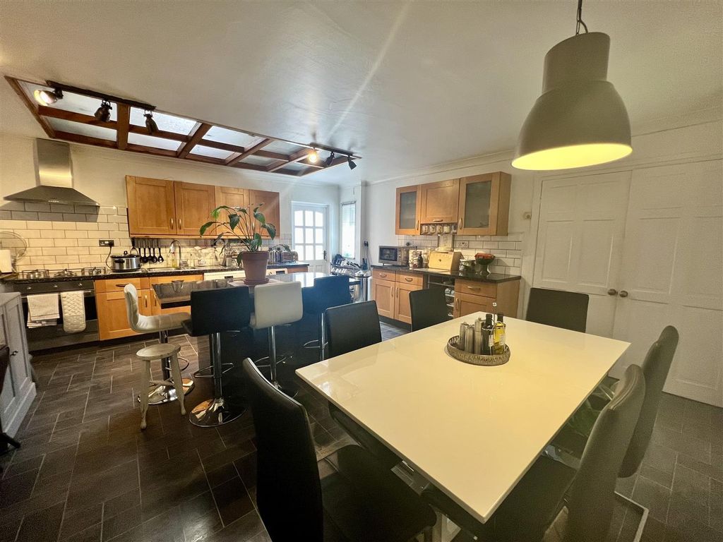3 bed property for sale in Lower Wortley Road, Lower Wortley, Leeds