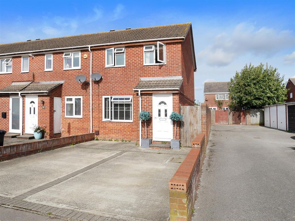 3 bed end terrace house for sale in Caernarvon Road, Chichester PO19, £