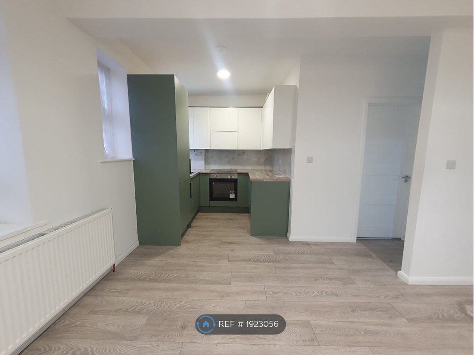 2 bed flat to rent in High Street, Edgware HA8, £1,800 pcm Zoopla