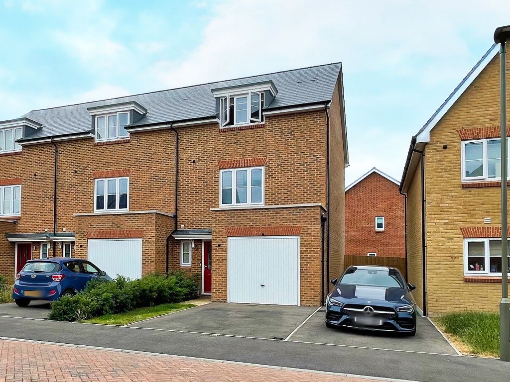 4 bed town house to rent in Millers Land Close, Ash, Aldershot GU12