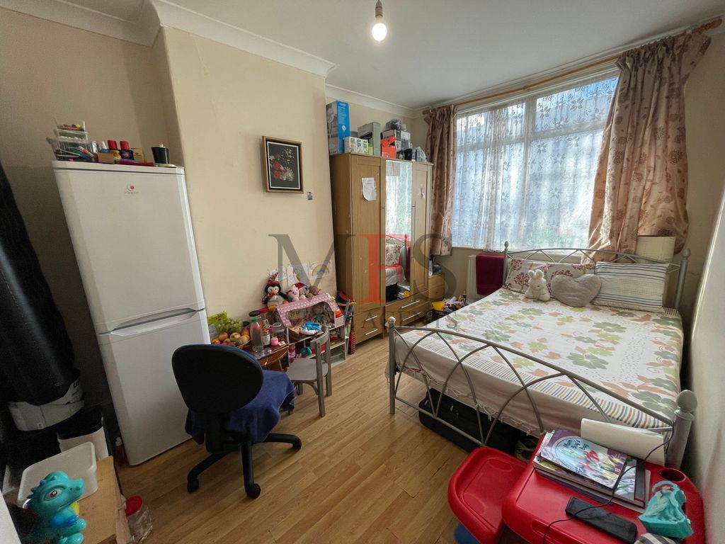 2 bed flat for sale in Victoria Road, Southall UB2 Zoopla