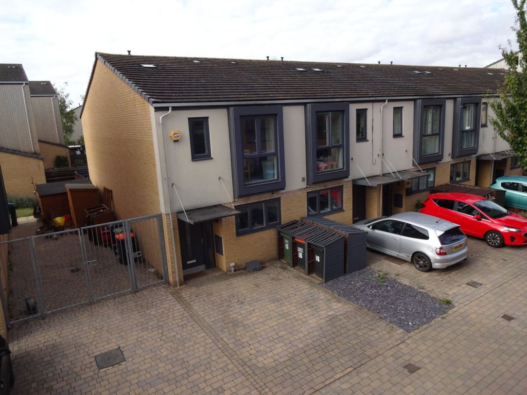 2 bed end terrace house for sale in Richmond Drive, Houghton Regis, Dunstable, Bedfordshire LU5